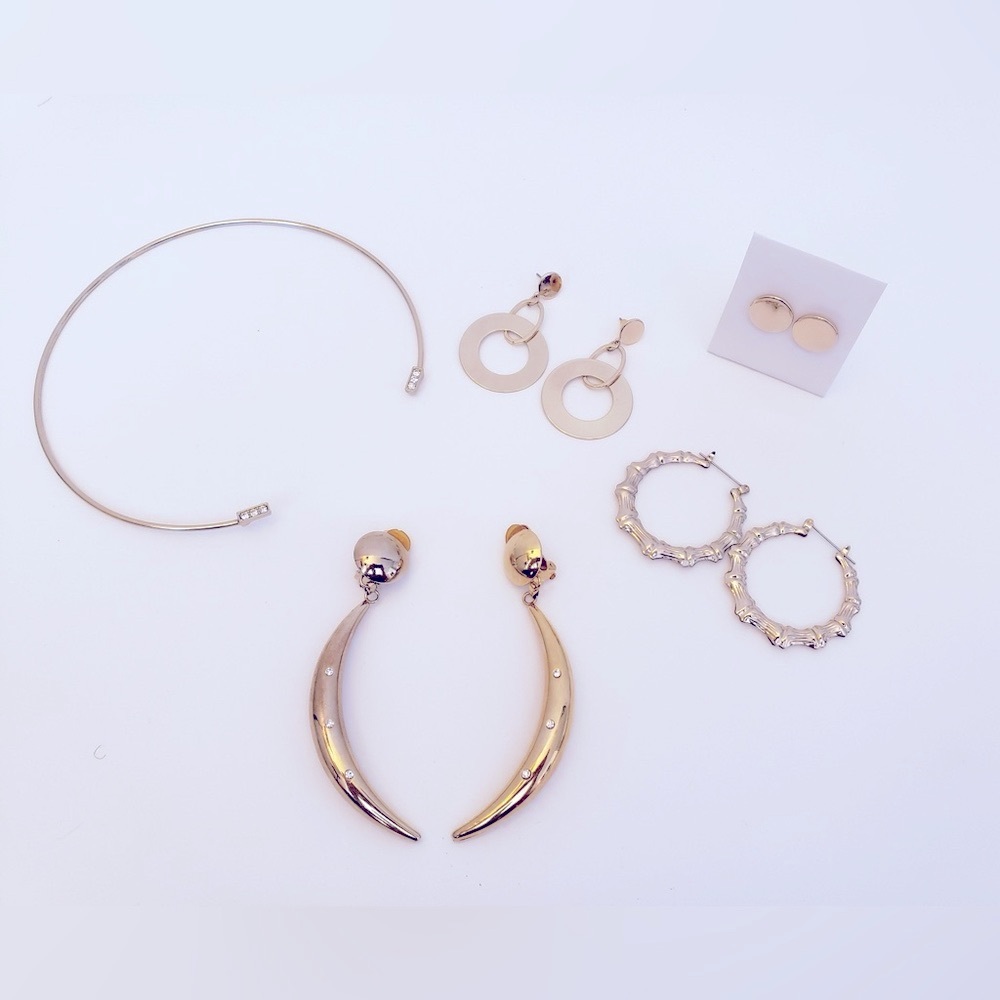 5 piece Set Neck Band Necklace with Gold Tone Earrings